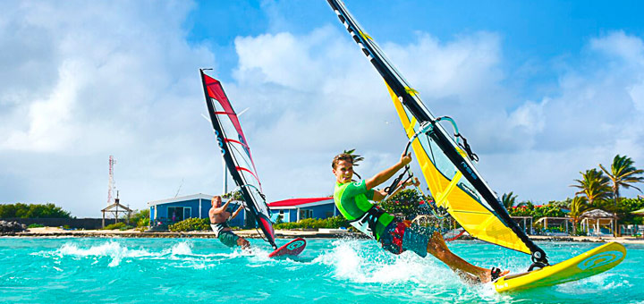 practicar windsurfing en el caribe